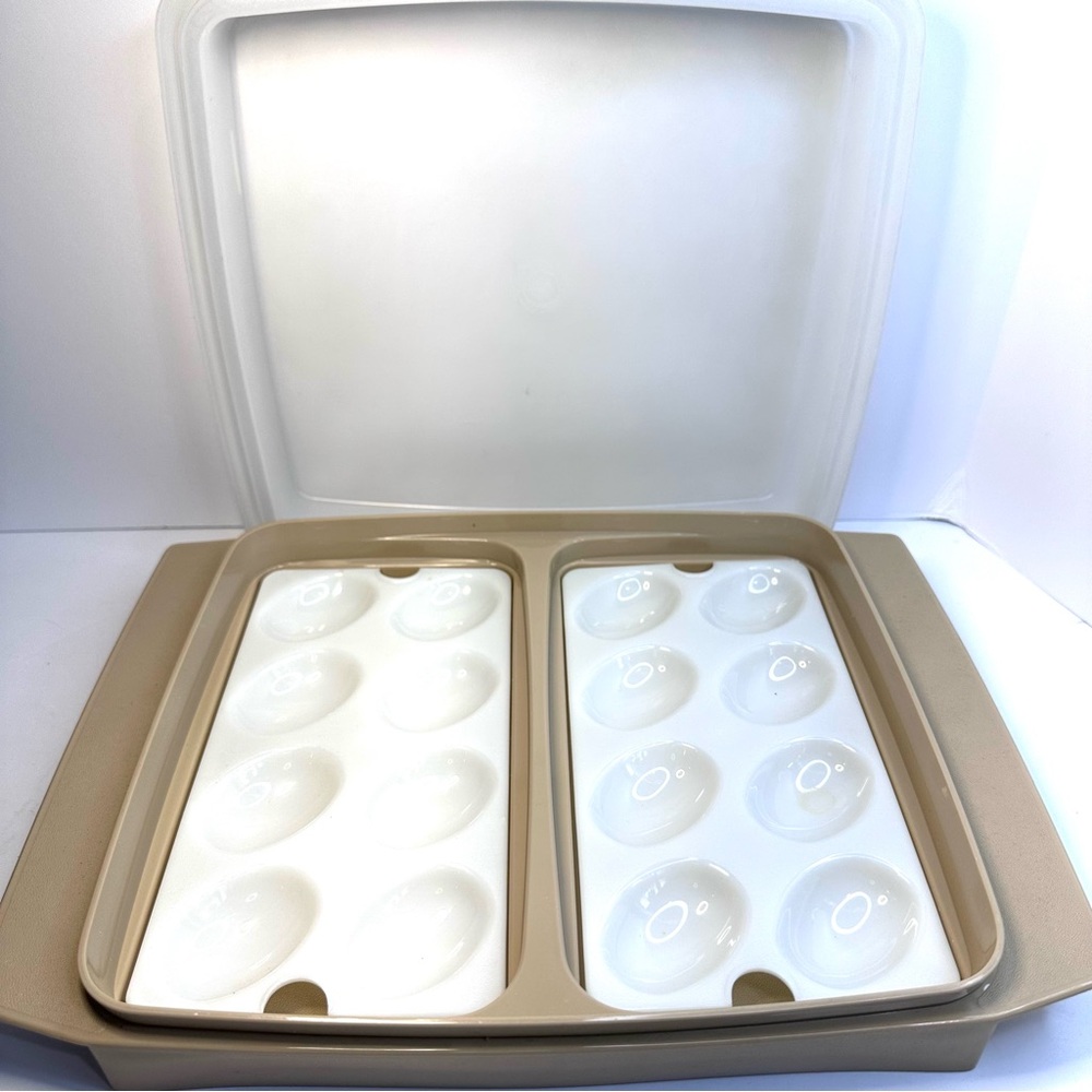 Tupperware vintage picnic deviled egg holder beige
